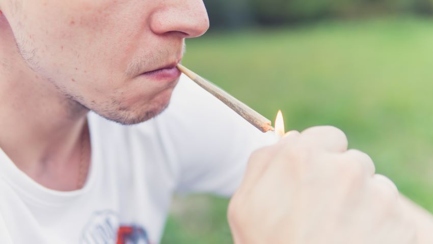 Cuáles son las causas más comunes de comenzar a fumar marihuana
